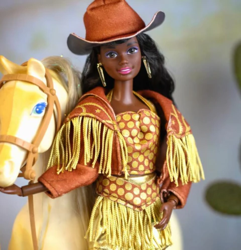 Roupinha Boiadeira Country Charm Marrom & Dourado Franja para bonecas escala 1/6 Tucadolls