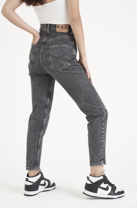 JEAN MOM KATE BLACK SNOW - comprar online