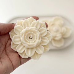 Kit 2 velas Flor de Lótus e Bandeja de Cimento - 2 aromas Perenne e Figo & Jasmim - Decoração - Velas Aromáticas - loja online