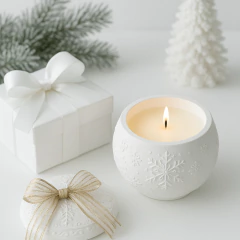 Vela Aromática Bola de Natal em Gesso | Aroma Natalino com Canela e Maçã | Acompanha Caixa com Laço e Tag - comprar online
