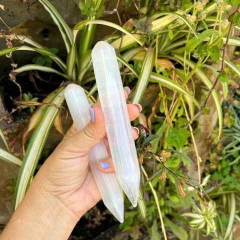 Bastão de selenita lapidado
