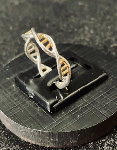 Anel DNA 3D apliques de ouro (bicolor) - Hela Jóias da Ciência