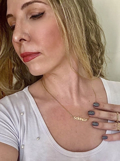 Colar “Science” dourado na internet