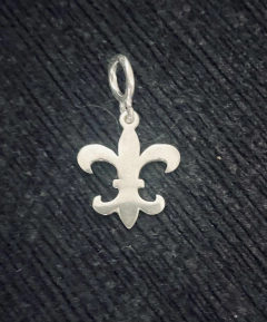 Pingente/berloque Flor de Lis (Letras)