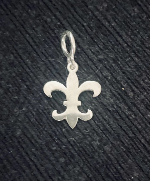 Pingente/berloque Flor de Lis (Letras)