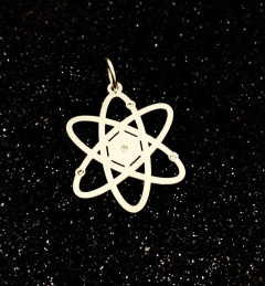 Pingente/Berloque Átomo prateado.