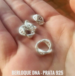 Pingente/Berloque DNA plasmidial 3D prateado - loja online