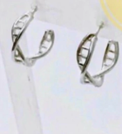 Argola DNA 3D mini prateada - Hela Jóias da Ciência