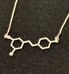 Colar Resveratrol (Vinho) prateado na internet