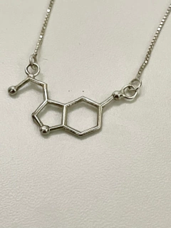Colar molécula Serotonina prateado na internet