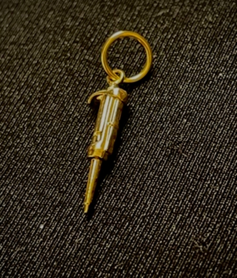Pingente/Berloque Micropipeta Dourado.