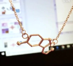 Colar molécula Serotonina prateado - Hela Jóias da Ciência