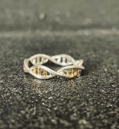 Anel DNA 3D apliques de ouro (bicolor)