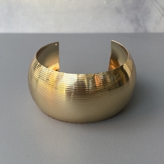 Bracelete Largo Metal Trabalhado Banhado a Ouro - comprar online