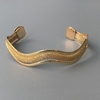 Bracelete Metal Torcido Trabalhado Banhado a Ouro - comprar online