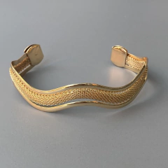 Bracelete Metal Torcido Trabalhado Banhado a Ouro - comprar online