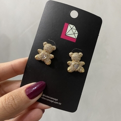 Brinco Ted Urso Cravejado Zircônia Banhado a Ouro - comprar online