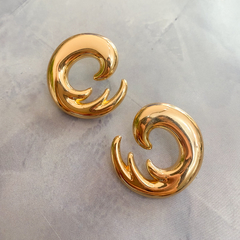 Brinco Virgula Metal Banhado a Ouro - comprar online