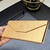 Estojo triangular forrado para óculos de sol