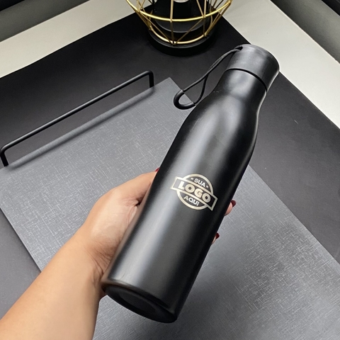 Garrafa preta de inox com alça de tecido/cadarço e tampa com detalhe em metal - comprar online