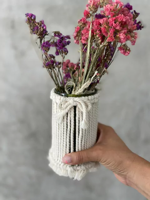 Floreros de vidrio con macramé
