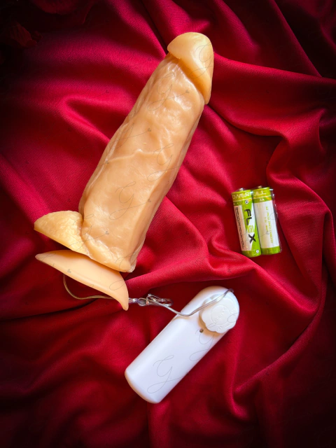 Pênis 18 cm x 4 com ventosa (com vibração externa)