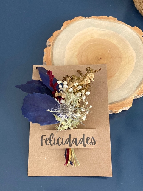 cartão kraft com buquê de flores secas azul felicidades