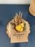 cartão kraft com buquê de flores secas amarelo