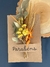 cartão kraft com buquê de flores secas amarelo parabéns