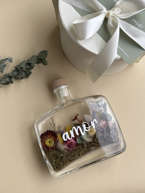 kit presente com arranjo de flores e vela para dia dos namorados