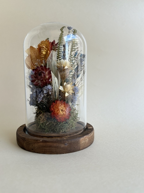 Redoma de vidro decorada com flores secas personalizada