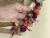 Tiara de flores secas personalizada com detalhes em tons de rosa e roxo.