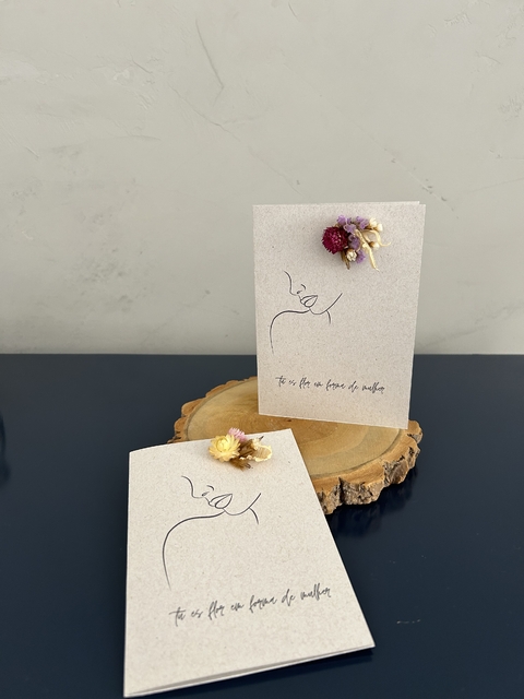 cartão criativo com flores secas mulher