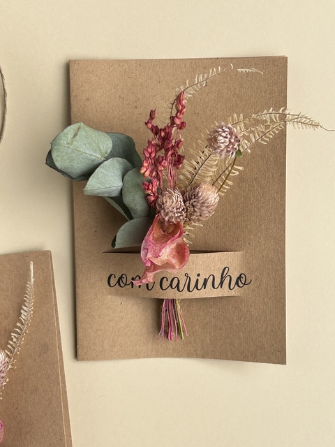 cartão kraft com buquê de flores secas rosa com carinho