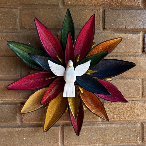 Mandala Divino Espírito Santo feita com sementes canoinha coloridas, apresentando uma pomba branca ao centro.