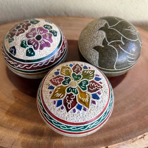 Pote de pedra sabão decorado com um lindo desenho colorido em formato de flor.