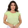 Modelo usando blusa verde clara com detalhes nas mangas, sorrindo e posando para a câmera.