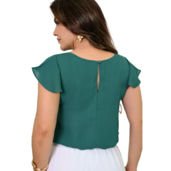 Blusa verde com mangas curtas e detalhe nas costas.