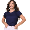 Modelo feminina usando blusa azul marinho com mangas curtas, sorrindo e posando.