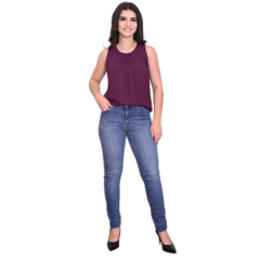 Modelo feminina usando blusa roxa e jeans, posando para a câmera.