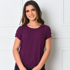 Blusa Sarah em Crepe GGT - Leveza e Feminilidade com Detalhes Delicados