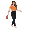 Mulher caminhando com uma blusa laranja e calças pretas, segurando uma bolsa marrom.