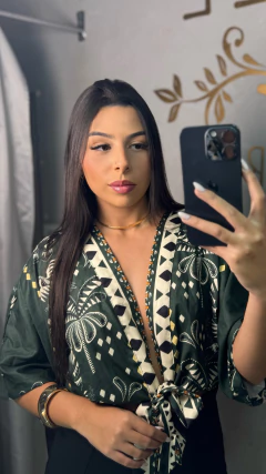 Cropped Flora na internet