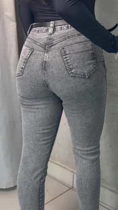 Calça Skinny grafite na internet