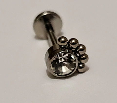 Labret Titânio Zircônia com fileira de mini esferas