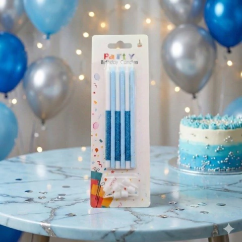 Paquete de seis velas combinadas celestes con brillo, sobre mesa junto a torta y globos azules y plateados