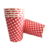 Vasos desechables de cartón con diseño cuadrillé rojo y blanco, en cantidad de 10 unidades.