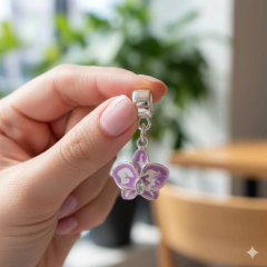 Berloque Pingente Orquídea Lilás com Zircònia Banhado à Prata na internet