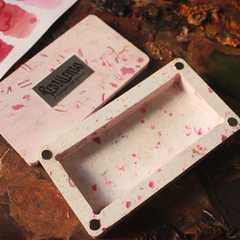 Estojo em plástico reciclado vazio para armazenar pastilhas de tinta aquarela, na cor rosa marmorizado