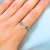 Anillo plateado hojas unidas blanco